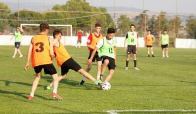 Bursa İnegöl’de gençler takımını kurup futbol şölenine katıldılar